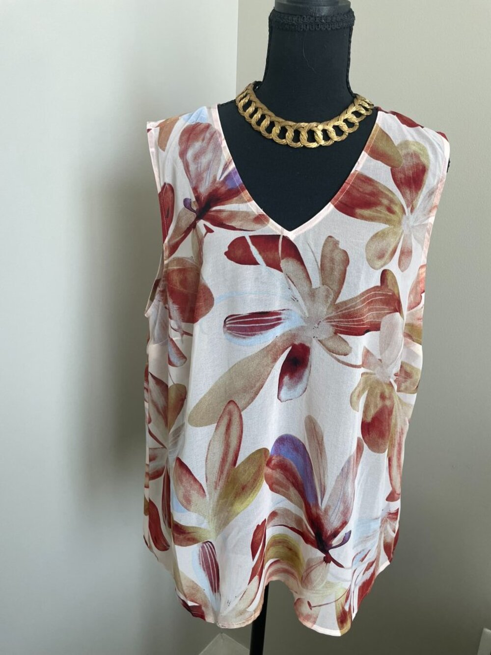 Cabi Floral Sleeveless V‑Neck Blouse – Abstract Painterly Print